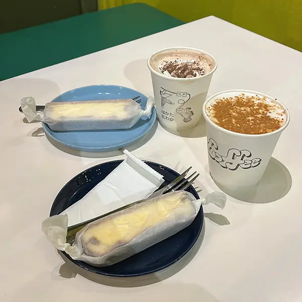 福岡GW旅行で買いたいカフェドリンク「manucoffee（マヌコーヒー）」のホットドリンクとチーズケーキ