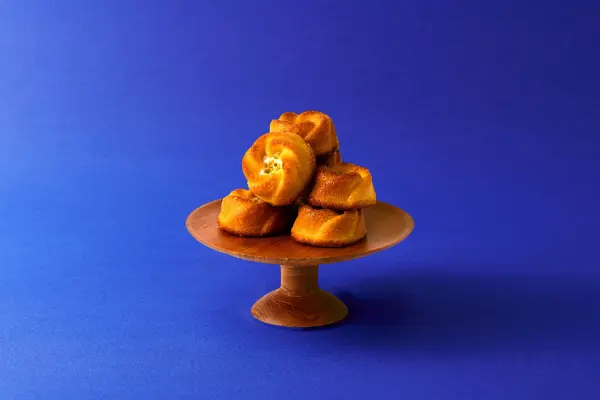 架空のパティスリー「しろいし洋菓子店」の新作パウンドケーキ「いつかの週末に分かち合いたいウィークエンドシトロン」7cm