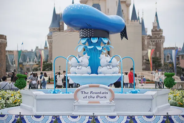 東京ディズニーランドの「ドナルドのクワッキー・ダックシティ」の噴水デコレーション