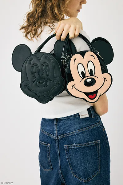MOUSSYとディズニーのコラボコレクション『Disney SERIES CREATED by MOUSSY』の「2WAY FACE BAG／MICKEY」の使用画像
