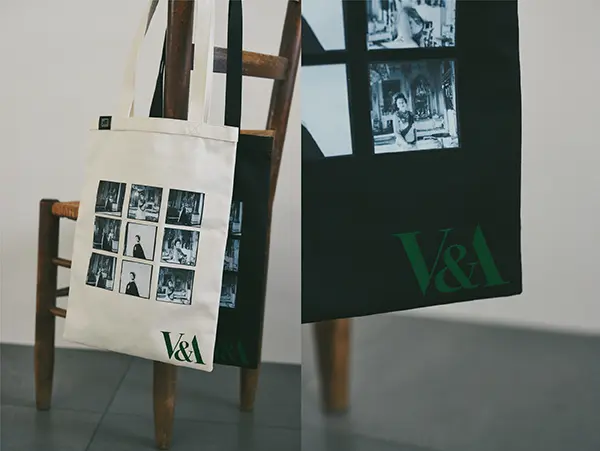 ファッションブランド「RIM.ARK（リムアーク）」と英国の博物館「V＆A（ヴィクトリア・アンド・アルバート）」がコラボレーションしたトートバッグ「V＆A RIM.ARK PRINTED TOTE BAG」