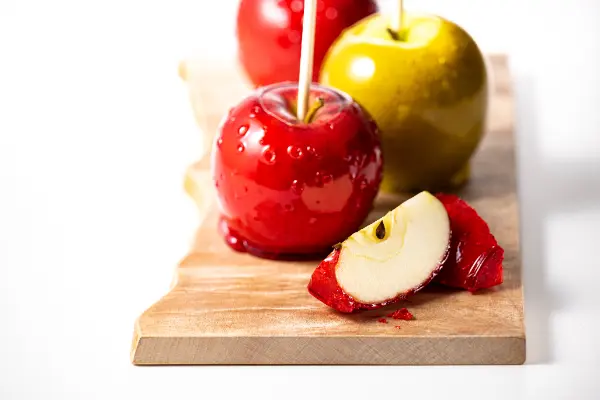 青森りんごの専門店「あら、りんご。」で楽しめる旬のりんごを使った「りんご飴」