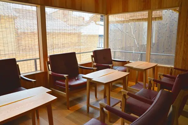 京都祇園・花見小路のパティスリー「洋菓子ぎをんさかい」の2階カフェ、イートインスペース