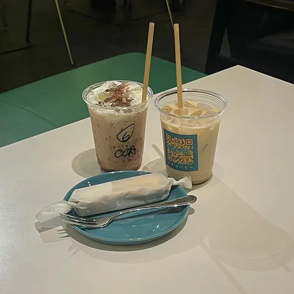 福岡GW旅行で買いたいカフェドリンク「manucoffee（マヌコーヒー）」のアイスドリンクとチーズケーキ