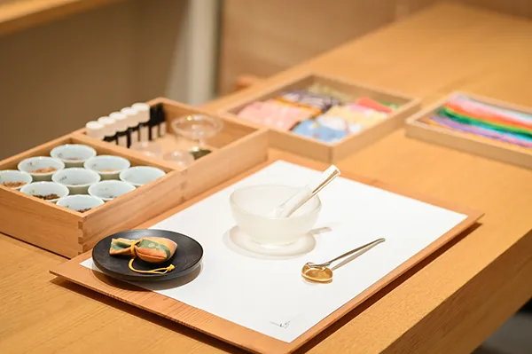 鳩居堂と松栄堂と日本香堂が共同開催する『香り博』のワークショップの「香り袋作り体験」のイメージ画像