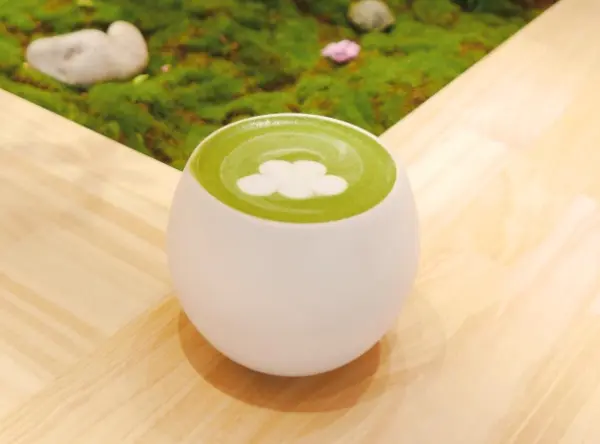 京都のカフェ「雲ノ茶KUMONOCHA」の人気ドリンク「雲ノラテ 抹茶」