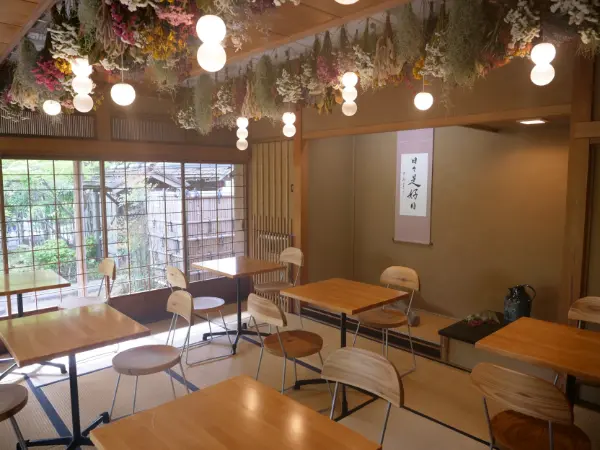 千葉公園内にオープンした「パンとエスプレッソと」茶室をリニューアルした開放的なカフェ店内