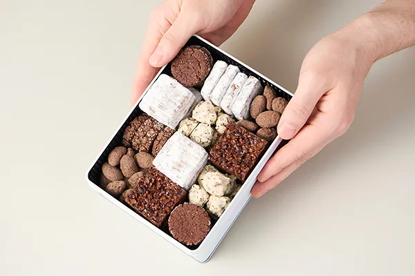 Minimalの「チョコレートクッキー缶（5種詰め合わせ）」