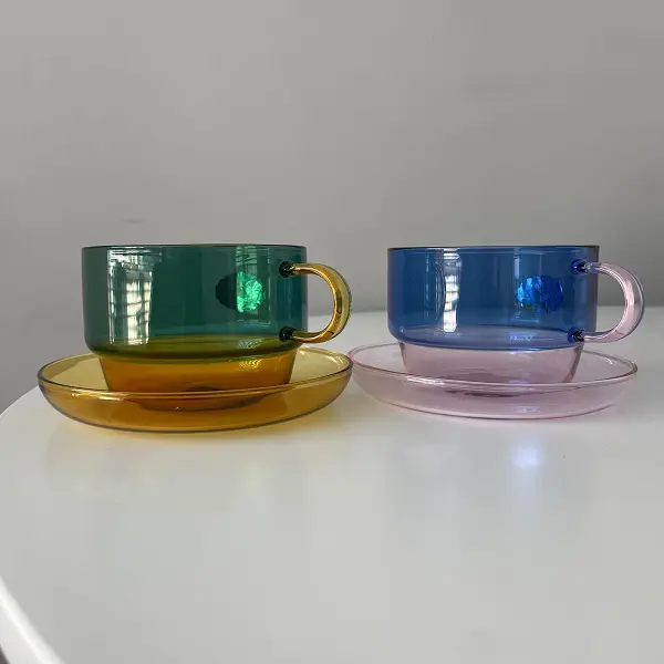「amabro（アマブロ）」のカップ&ソーサー「TWO TONE STACKING MUG + HEAT-PROOF DISH」写真左『Green×Yellow』写真右『Blue×Pink』