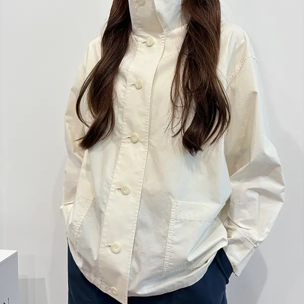 「UNIQLO and JW ANDERSON」春夏コレクションの「ライトコットンオーバーサイズジャケット」を着た女性