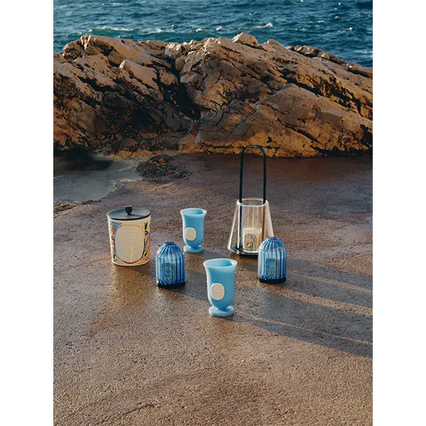 海のようなブルーに惚れ惚れしちゃう。“DIPTYQUE”の涼し気な花瓶やキャンドルホルダーで、夏を満喫しない？