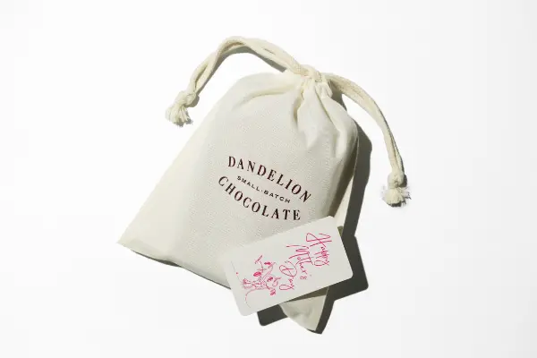 Bean to Barチョコレート専門店「ダンデライオン・チョコレート」のギフトラッピング用オリジナル巾着