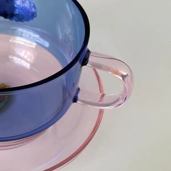 「amabro（アマブロ）」のカップ&ソーサー「TWO TONE STACKING MUG + HEAT-PROOF DISH」の『Blue×Pink』