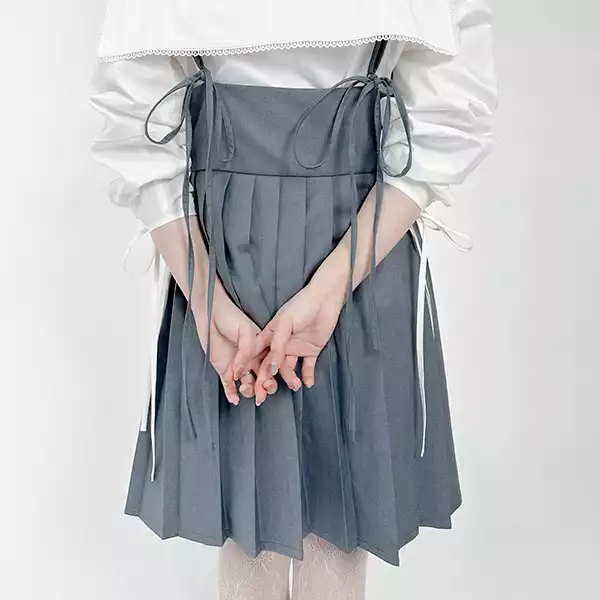 アパレルブランド「hugi」の春コレクションのひとつ「RIBBON PLEATS DRESS (hug0081)」