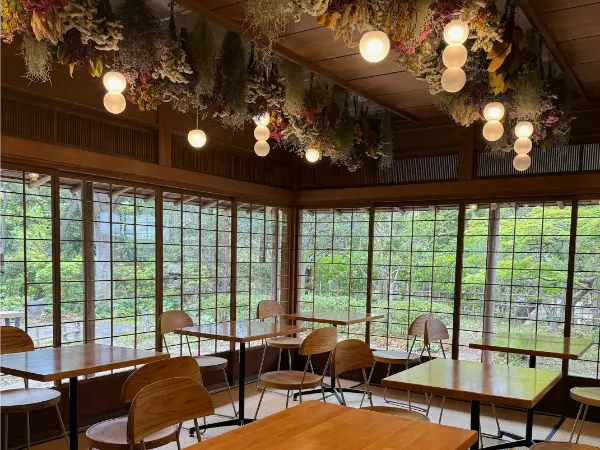 千葉公園内にオープンした「パンとエスプレッソと」茶室をリニューアルした開放的なカフェ店内