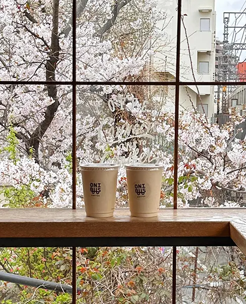 「ONIBUS COFFEE Nakameguro（オニバス コーヒー ナカメグロ）」のコーヒーと窓からの景色