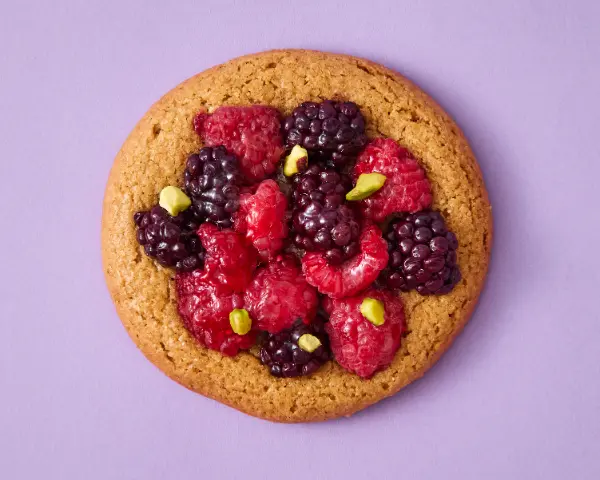 ヨックモックの55周年を記念したポップアップ「クッキーのアトリエ」で提供される「クッキーパレット」ヴィオレ