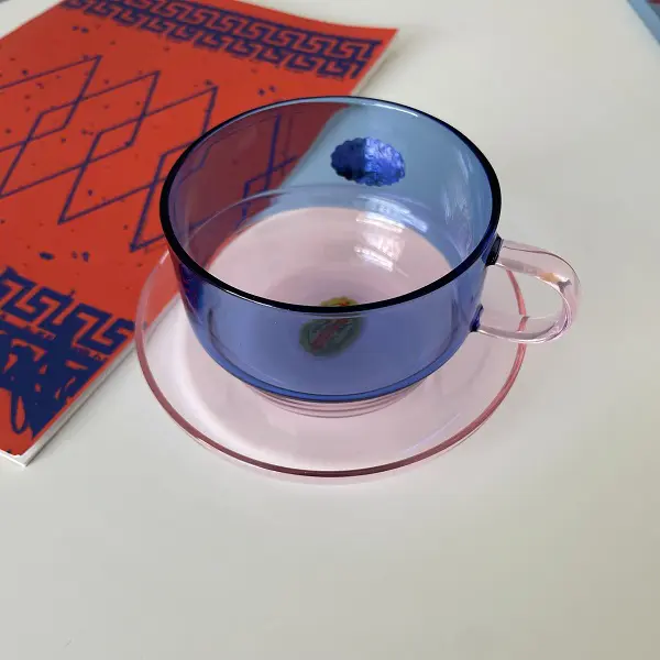 「amabro（アマブロ）」のカップ＆ソーサー「TWO TONE STACKING MUG + HEAT-PROOF DISH」の『Blue×Pink』