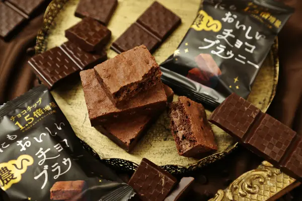 「世にもおいしいチョコブラウニー」の新作、チョコチップが1.5倍に増量された「世にもおいしい濃いチョコブラウニー」