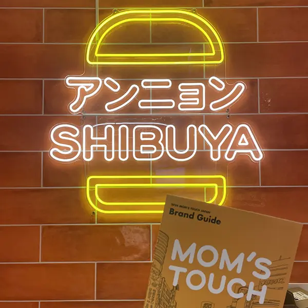 「渋谷マムズタッチ」の店内ネオンサイン