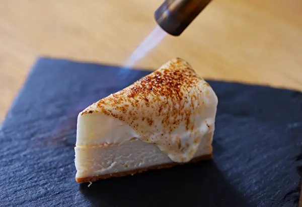 東京・恵比寿のダイニングカフェ「ヌリカベ」の一番人気メニュー「香るチーズケーキ」