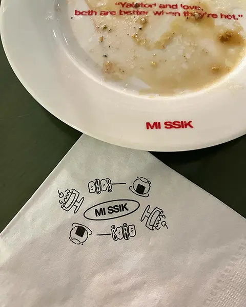 「mi ssik（ミッシク）」のお皿、紙ナプキンのディティール