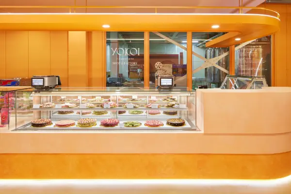 福井・横井チョコレート初の独立店舗としてオープンした「横井チョコレート ショップ＆ファクトリー」店内ショーケース