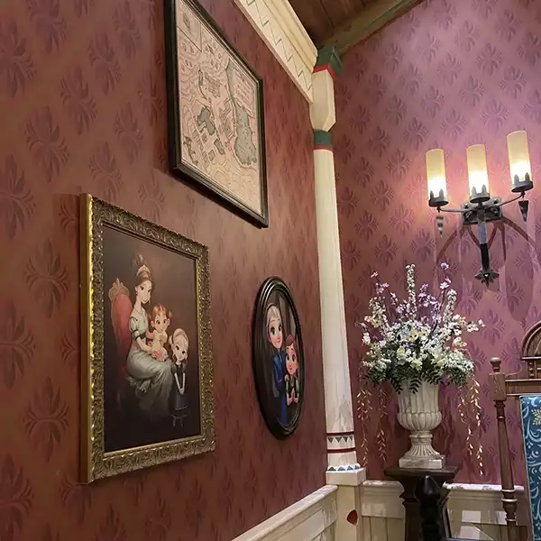 ファンタジースプリングスの「フローズンキングダム」の「アナとエルサのフローズンジャーニー」」で肖像画が飾ってある待機室