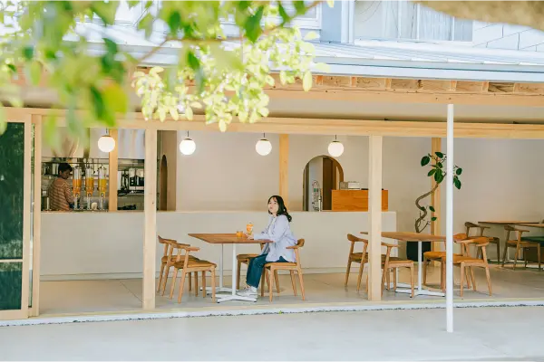 和歌山県有田市の伊藤農園直営のカフェレストラン「カフェみかんの木」の開放的な店内