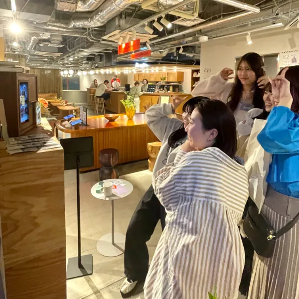 東京・下北沢の「(tefu) lounge」にて開催した、isutaのポップアップストア『ごきげんチャージ at home』の会場に設置したレシート写真機で撮影している様子