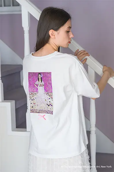 「idem（イデム）× THE MET（メット）」コラボレーションコレクション、Gustav Klimt（グスタフ・クリムト）『Mäda Primavesi』のTシャツ「master artist's girls T shirt」