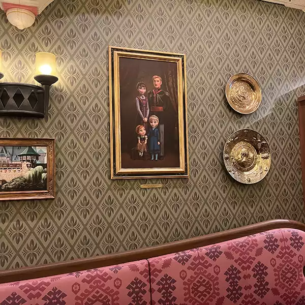 フローズンキングダムにあるレストラン「アレンデール・ロイヤルバンケット」に飾られている肖像画