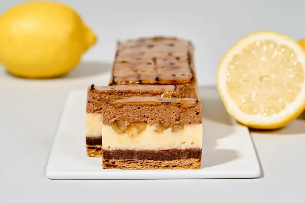 スペシャルティチョコレート専門店「Minimal」の期間限定スイーツ「レモンとチョコレートのシブースト」