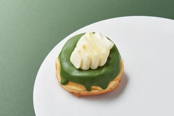 ドーナツファクトリー「koe donuts kyoto」の『kyoto premium uji matcha donuts - OKUMIDORI -』メニュー「抹茶練乳ミルク」