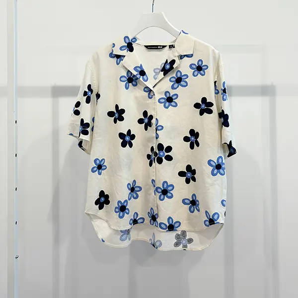 UNIQLO x Marimekkoの「リネンブレンドオープンカラーシャツ（半袖）」『デメテル』柄