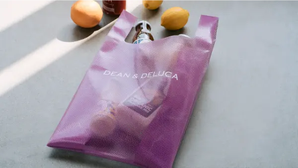 ディーン&デルーカの数量限定「ショッピングバッグ　ブルーベリー」使用イメージ