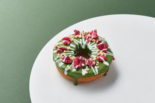 ドーナツファクトリー「koe donuts kyoto」の『kyoto premium uji matcha donuts - OKUMIDORI -』メニュー「ベイクドーナツ　抹茶ラズベリークランチ」