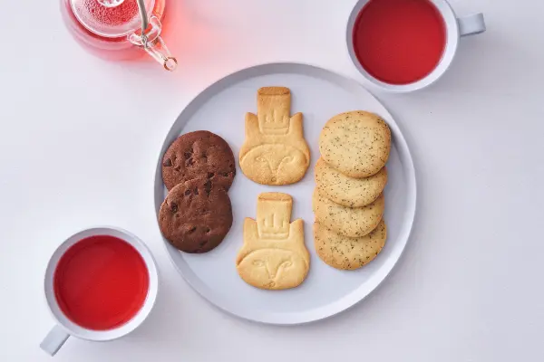 カップケーキとビスケットの店「フェアリーケーキフェア」と陶芸家・よしのちはるさんがコラボした夏限定シリーズ「どうぶつたちのクッキー缶 “COOKIE TIME”」のクッキー3種類