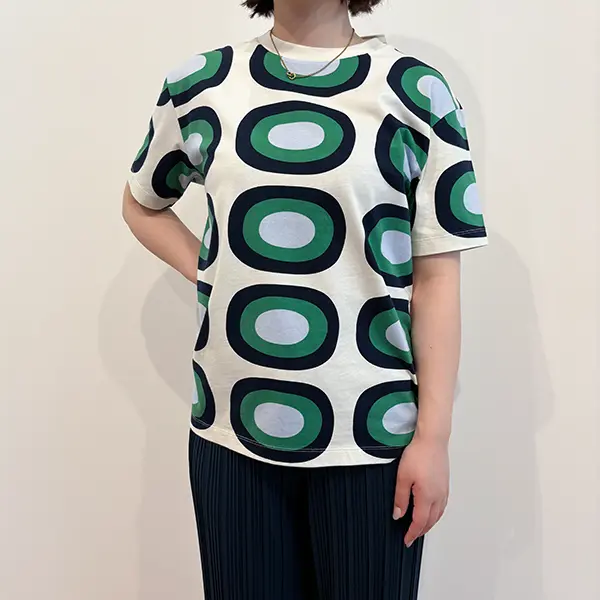 UNIQLO x Marimekkoの「グラフィックTシャツ（半袖）」『メローニ』柄を着た女性