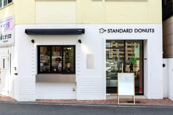 大阪福島区にオープンした国産ドーナツ専門店「STANDARD DONUTS」の店舗外観