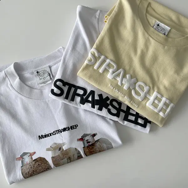 ファッション＆インテリアブランド「MAISON STRAYSHEEP（メゾン ストレイシープ）」のTシャツ。左から、「STRAYSHEEP TEE」、「PUFFER LOGO TEE」の『WHITE』、『YELLOW』