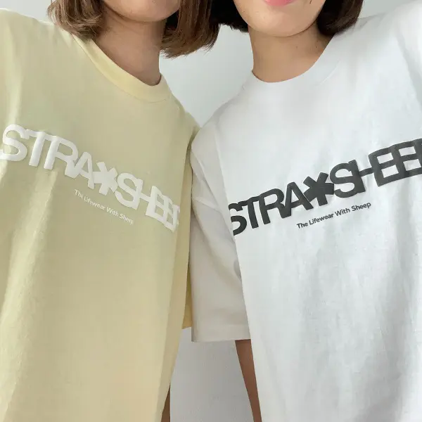 ファッション＆インテリアブランド「MAISON STRAYSHEEP（メゾン ストレイシープ）」のTシャツ「PUFFER LOGO TEE」を着ている女性（左『YELLOW』、右『WHITE』）