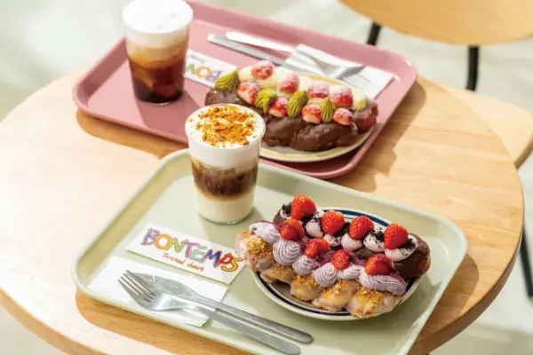 韓国で人気のドーナツカフェ「ボンタン」の見た目もかわいいドーナツと「ボンタンクリームコーヒー」