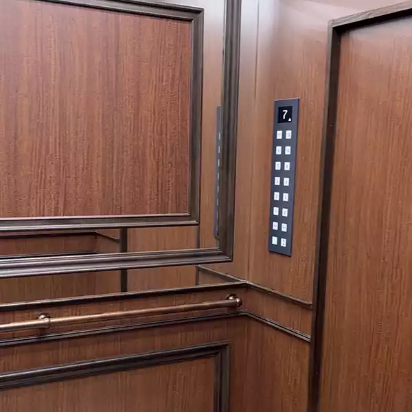 新大久保にある韓国プリとワッペンワークのお店「Pippi」のクラシックなデザインのエレベーター