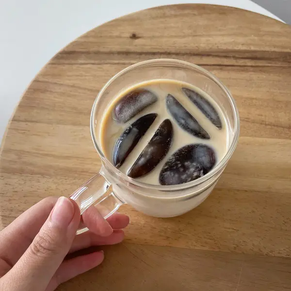 「3COINS（スリーコインズ）」の「コーヒー豆型製氷器／KITINTO」で作ったコーヒー氷を牛乳に入れた状態