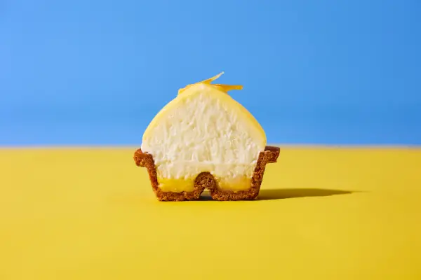 生チーズケーキ「チーズワンダー」夏の新作、瀬戸内レモンを使った「チーズワンダーイエロー」の断面