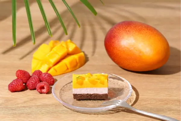 スペシャルティチョコレート専門店「Minimal」の濃厚マンゴーをアイスケーキのように楽しむ「マンゴーとフランボワーズの生ガトーショコラ」