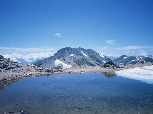 夏限定でオープンする富山の人気かき氷専門店「氷ささら屋」で使われる立山連峰の雪解け水のイメージ