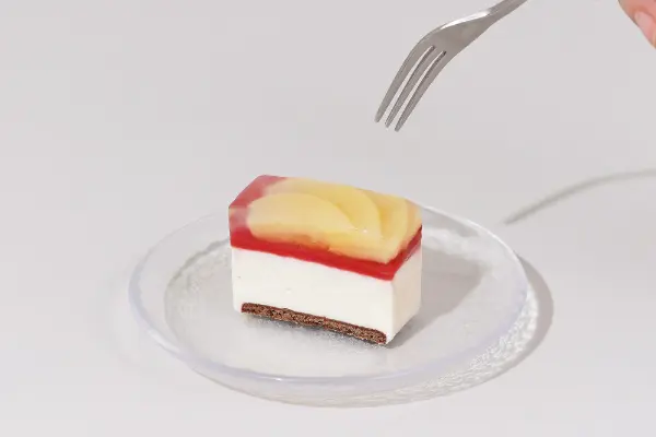 スペシャルティチョコレート専門店「Minimal」のオンラインストアで販売される夏限定「白桃のカカオレアチーズケーキ」