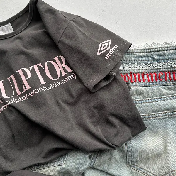 韓国のファッションブランド「SCULPTOR（スカルプター）」とフットボールブランド「UMBRO（アンブロ）」のコラボTシャツアンブロショートスリーブTシャツ」